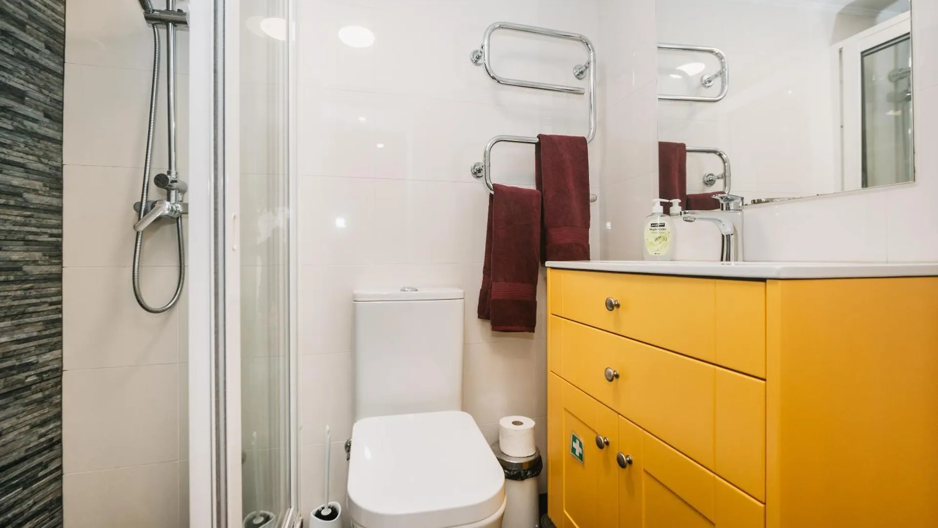 Cozy Yellow House Bairro Alto Lisbon Holiday home