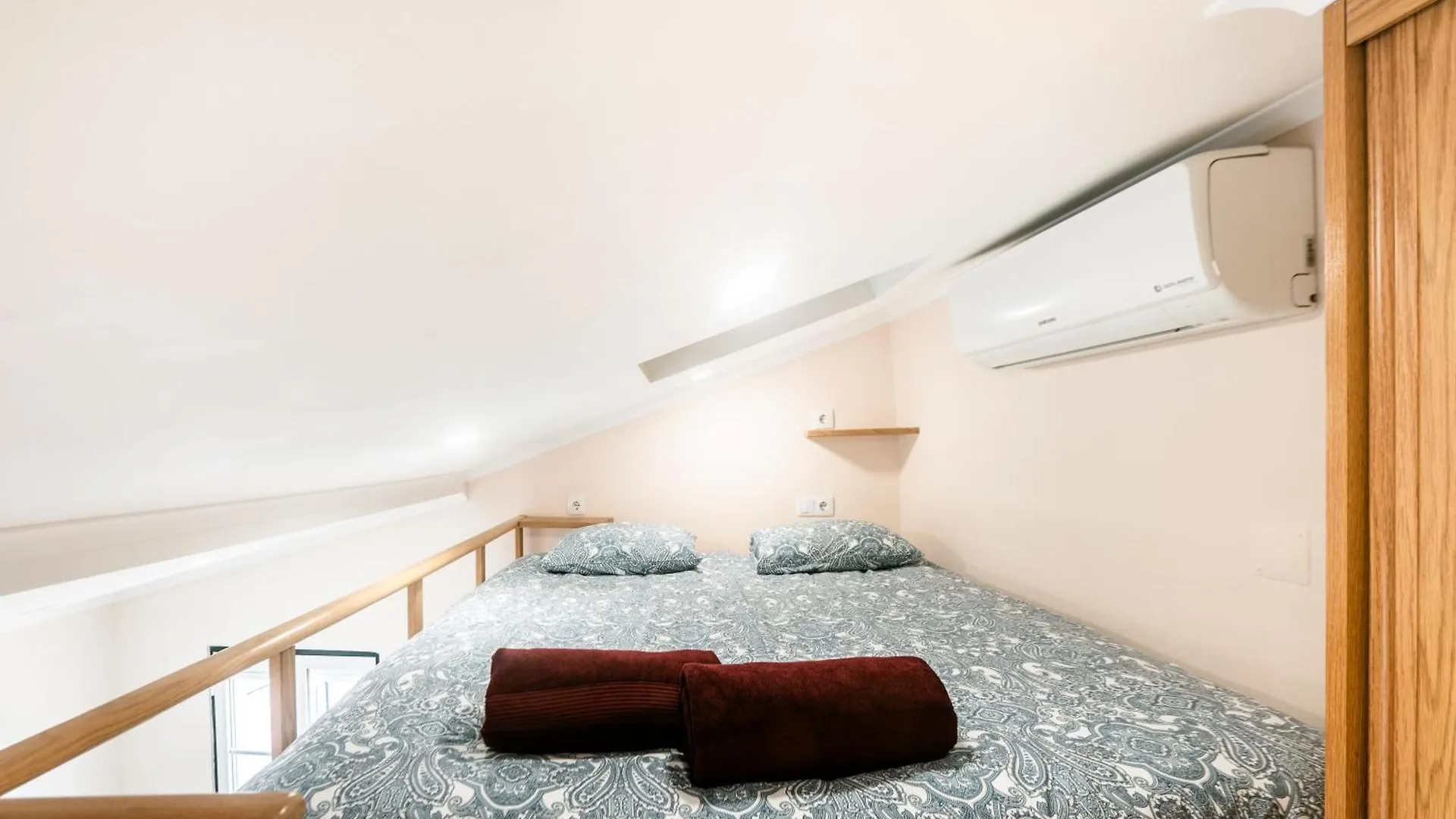Cozy Yellow House Bairro Alto Lisbon Holiday home