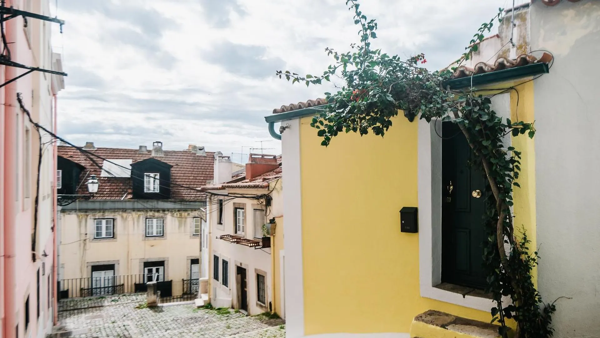Cozy Yellow House Bairro Alto Lisbon Holiday home